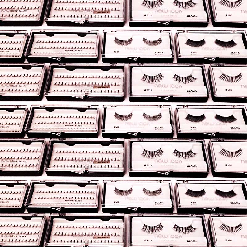eyelashes in hinged plastic boxes